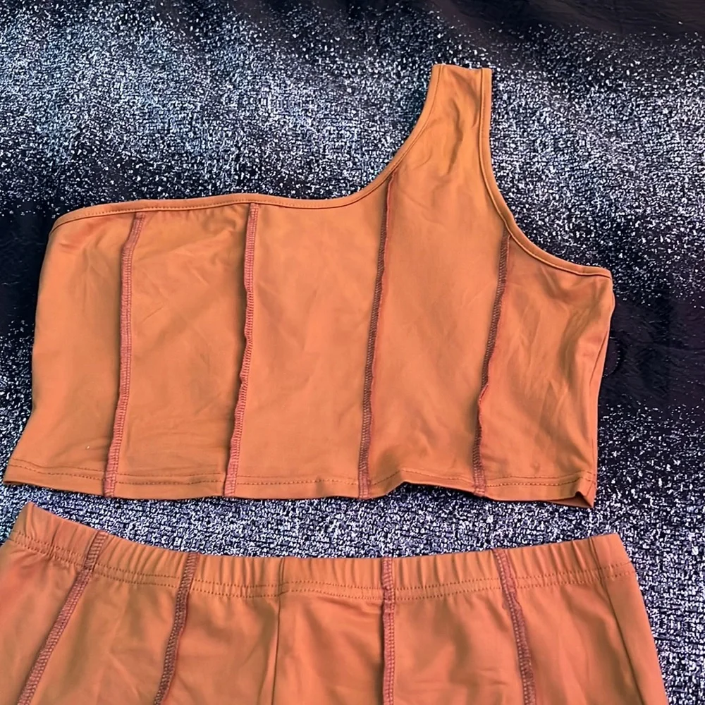 Short Set - Picture 2 of 3